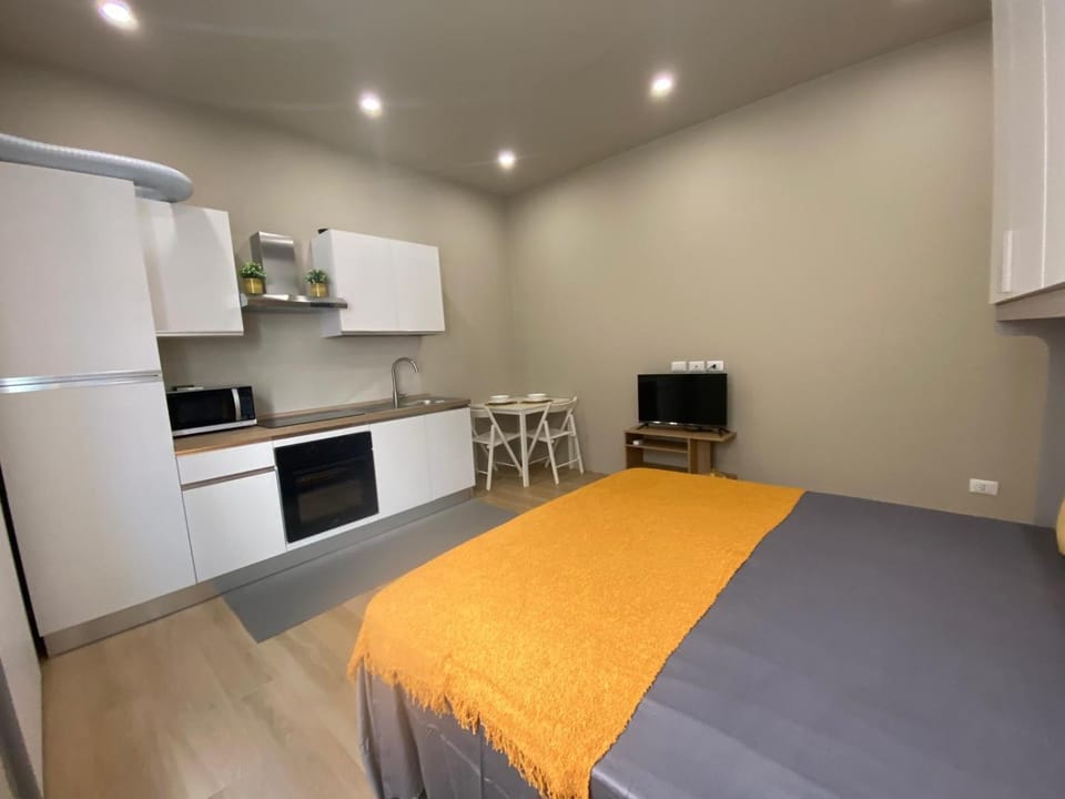 Kitchen or kitchenette, Dining area, Bedroom, stove