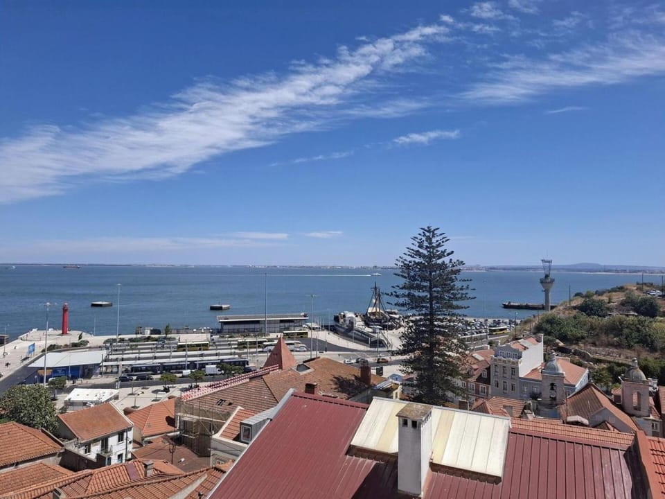 Flat in Cacilhas – Lisbon Stunning River Views Apartment in Lisbon District