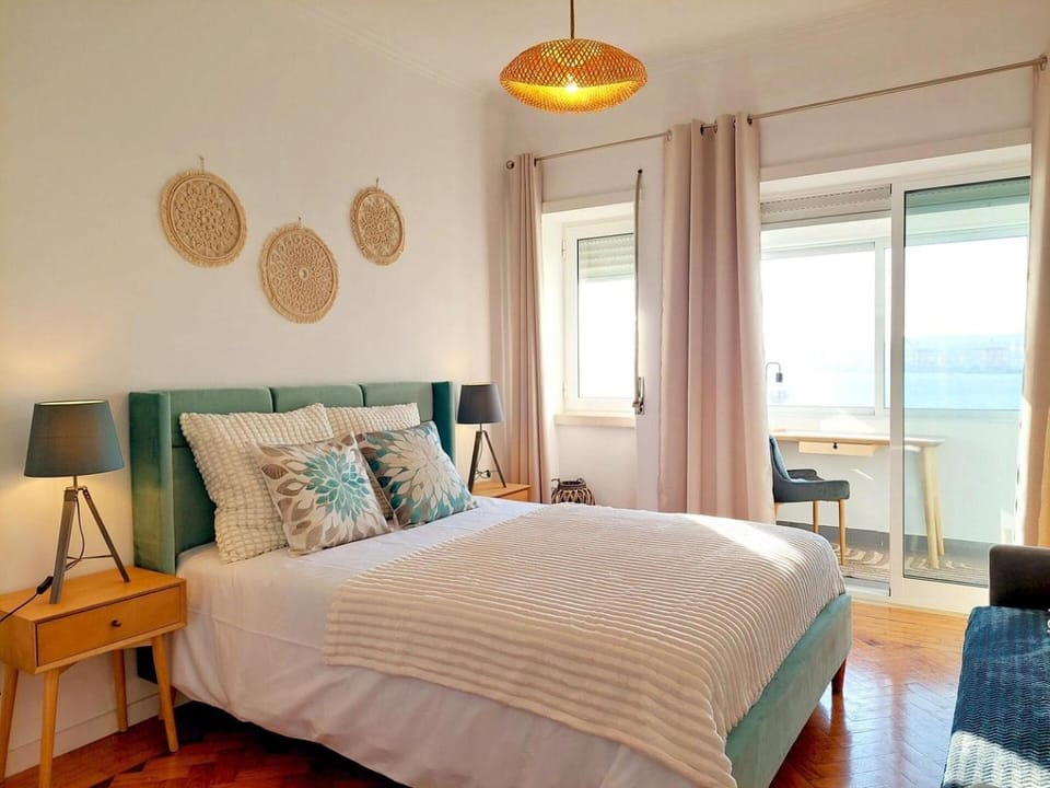Flat in Cacilhas – Lisbon Stunning River Views Apartment in Lisbon District