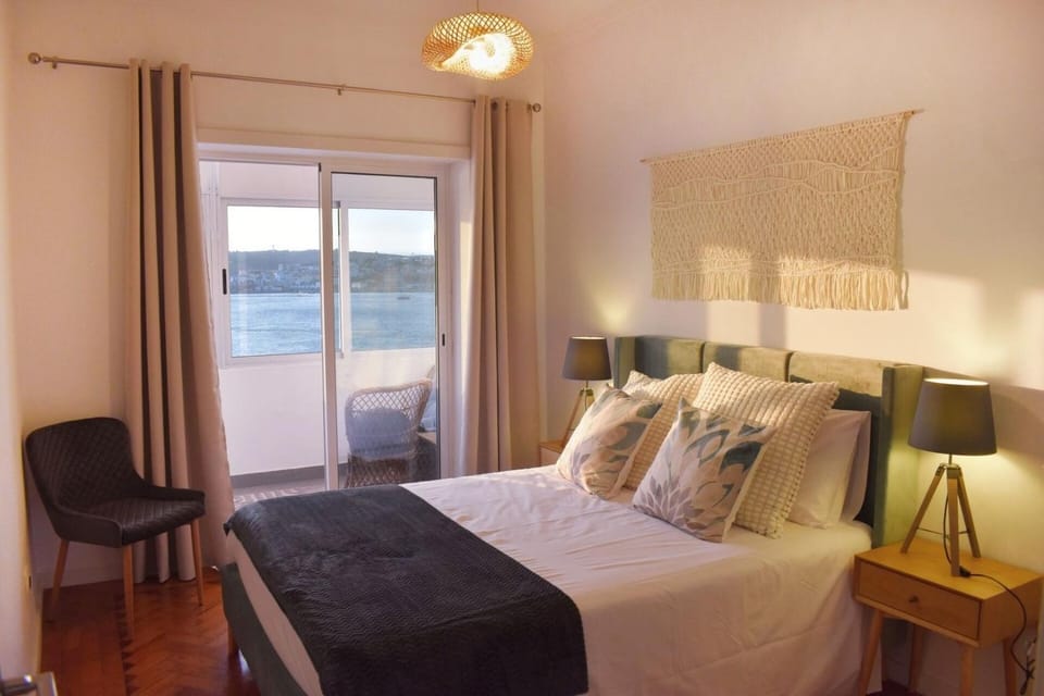 Flat in Cacilhas – Lisbon Stunning River Views Apartment in Lisbon District