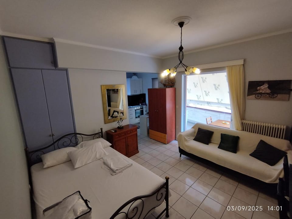 Bed, TV and multimedia, Kitchen or kitchenette, Living room, Photo of the whole room, Seating area, Dining area, Bedroom, minibar, towels, wardrobe