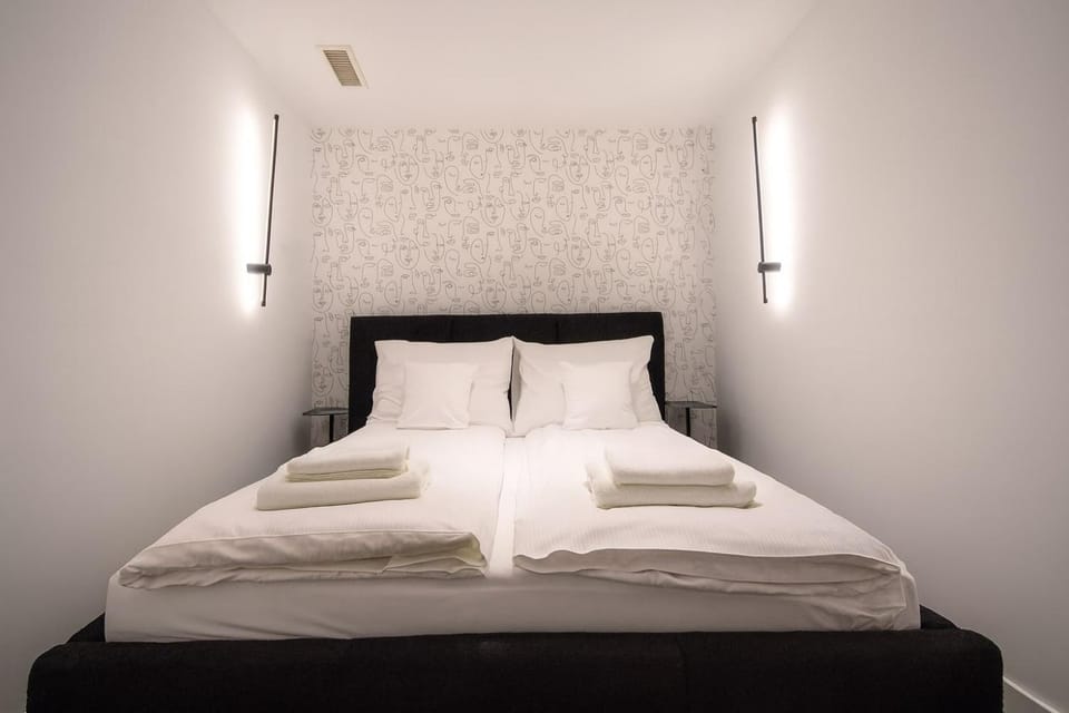 Bed, Bedroom, towels