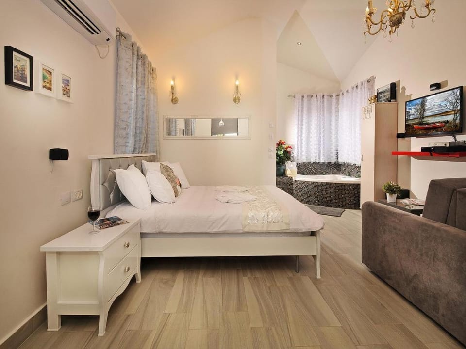 Bed, TV and multimedia, Living room, Photo of the whole room, Seating area, Bedroom
