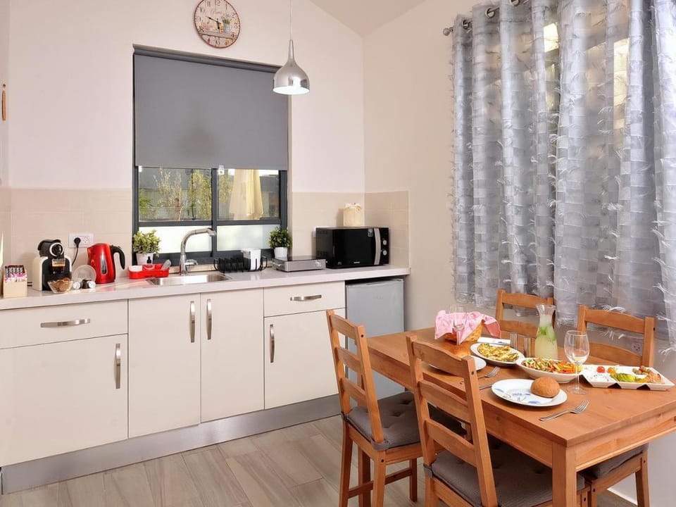 Coffee/tea facilities, Kitchen or kitchenette, Food and drinks, Dining area, Food