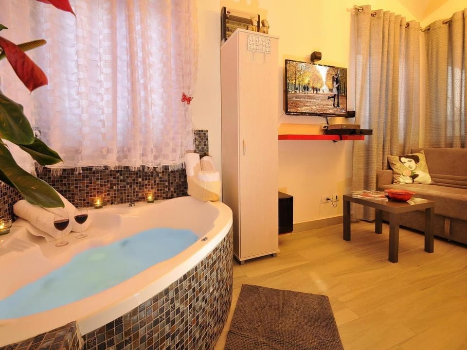 Bed, Hot Tub, TV and multimedia, Photo of the whole room, Bedroom, Bath