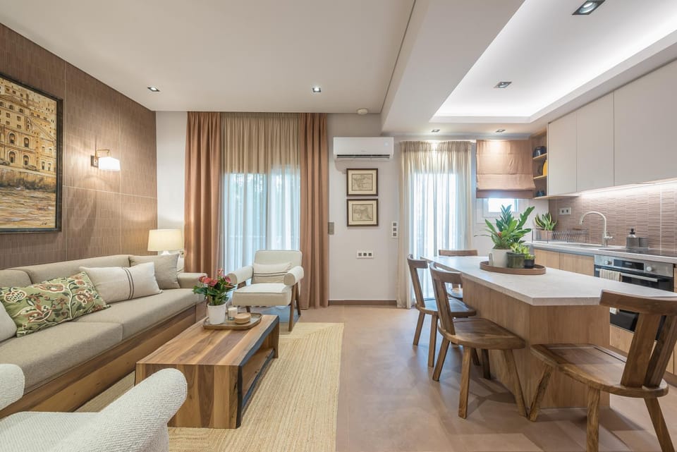 Kitchen or kitchenette, Seating area, Dining area