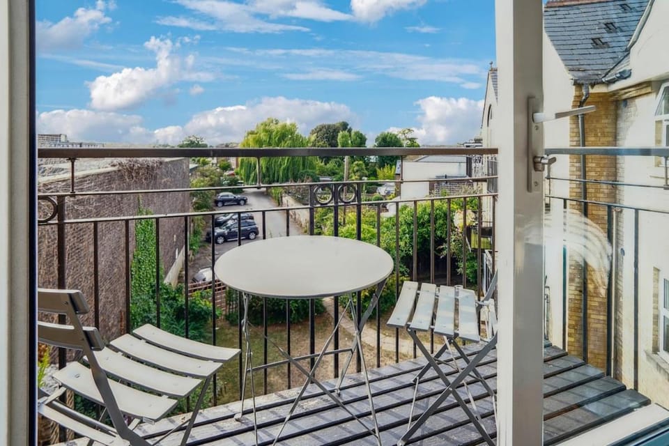 2 Bedroom Flat, Balcony, Parking, Near Castle - By Tempstay Apartment in Windsor