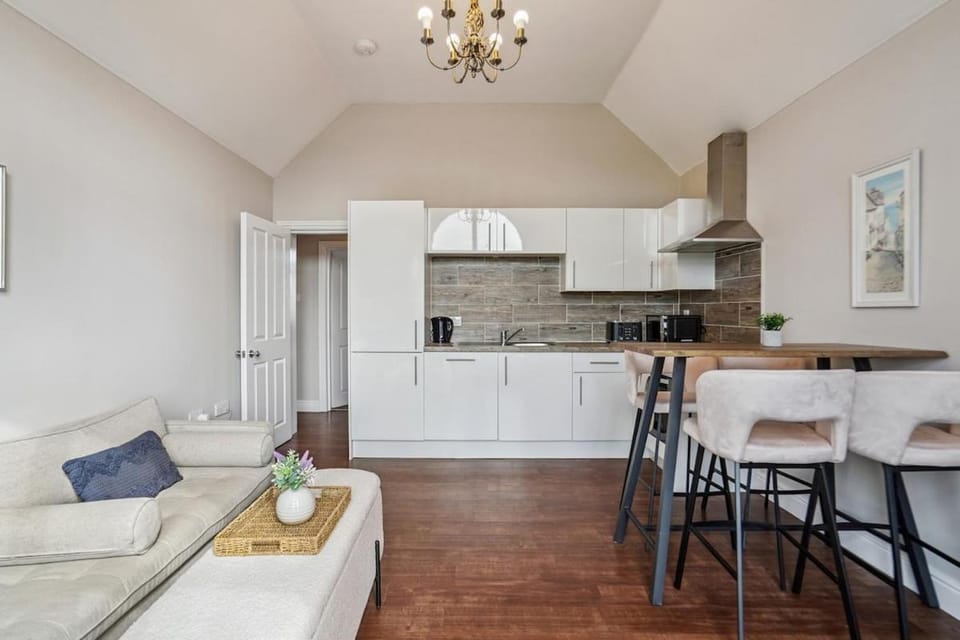 2 Bedroom Flat, Balcony, Parking, Near Castle - By Tempstay Apartment in Windsor