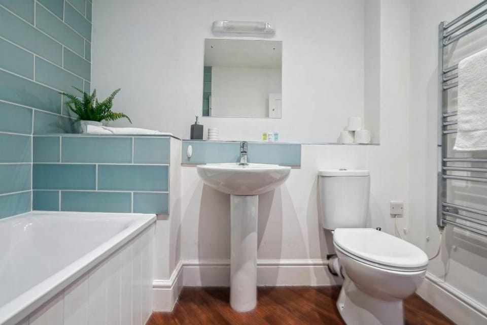 2 Bedroom Flat, Balcony, Parking, Near Castle - By Tempstay Apartment in Windsor