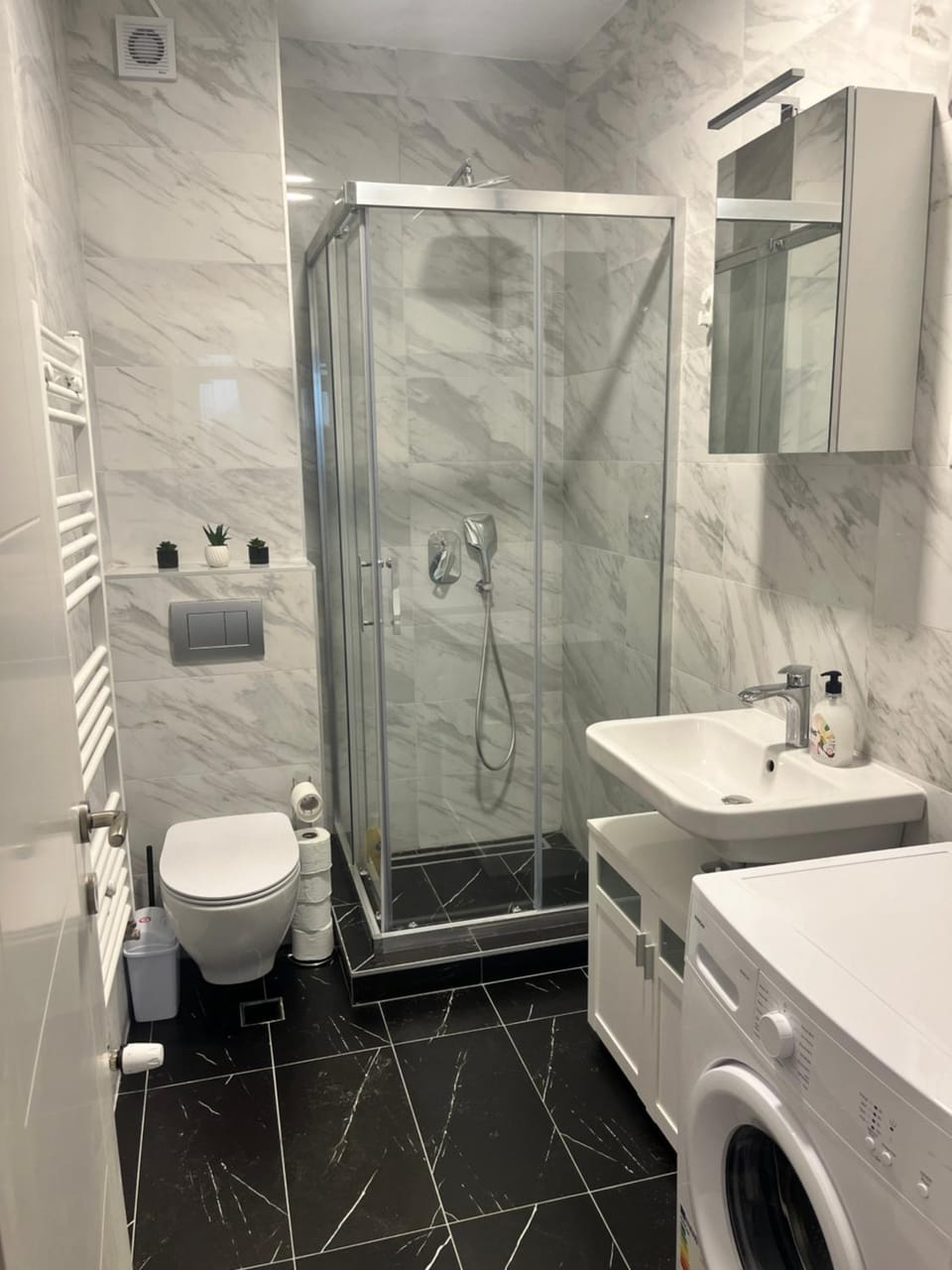 Shower, Toilet, Bathroom, towels, washing machine