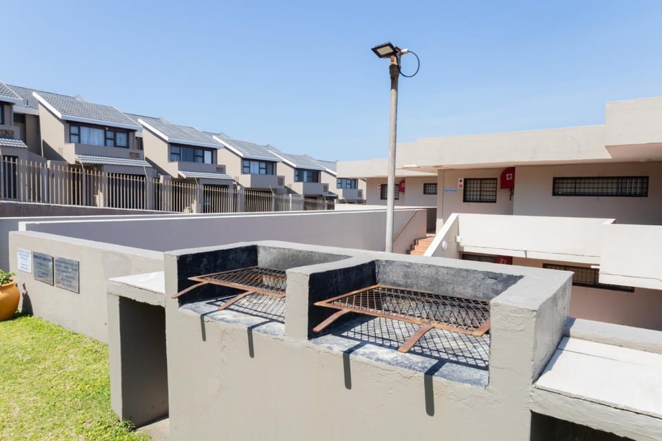 Property building, Patio, Day, BBQ facilities, Balcony/Terrace