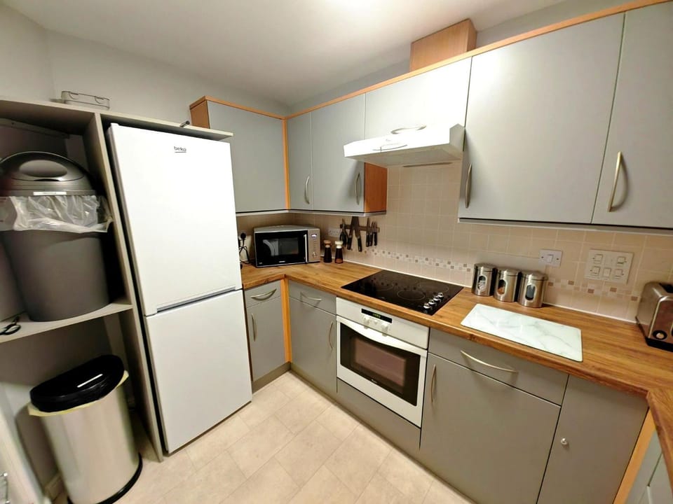 Coffee/tea facilities, Kitchen or kitchenette, oven, stove, toaster