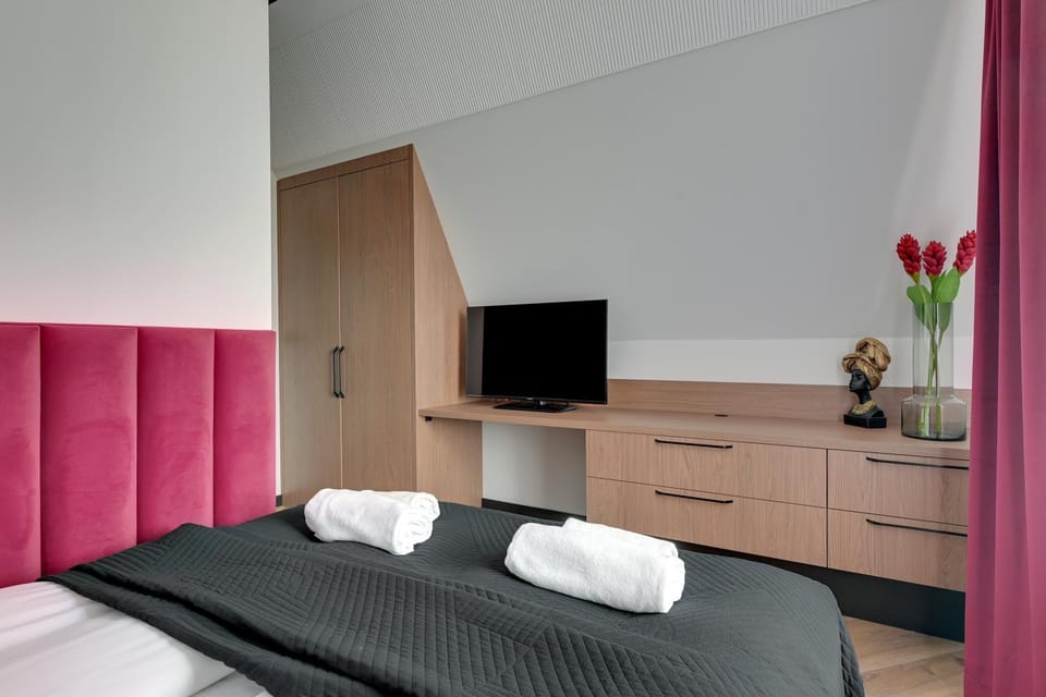 Bed, TV and multimedia, Photo of the whole room, Bedroom, towels, wardrobe