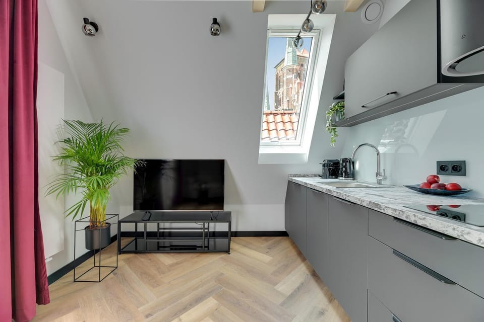 TV and multimedia, Kitchen or kitchenette, Living room, Seating area, stove