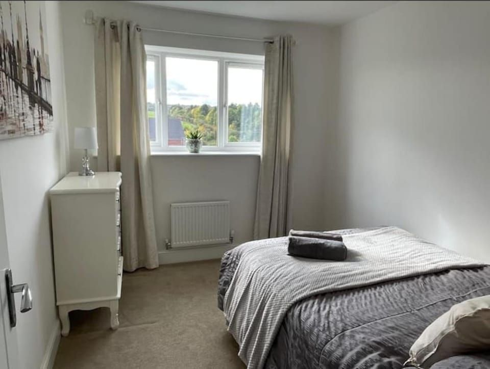 Furnished 4 BR House Parking, Wi-Fi, Kitchen Apartment in Leeds