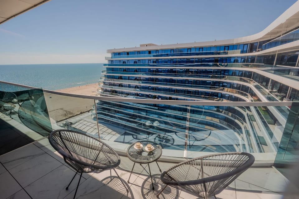 White Titanic Blue sea view Studio parking Apartment in Constanța County