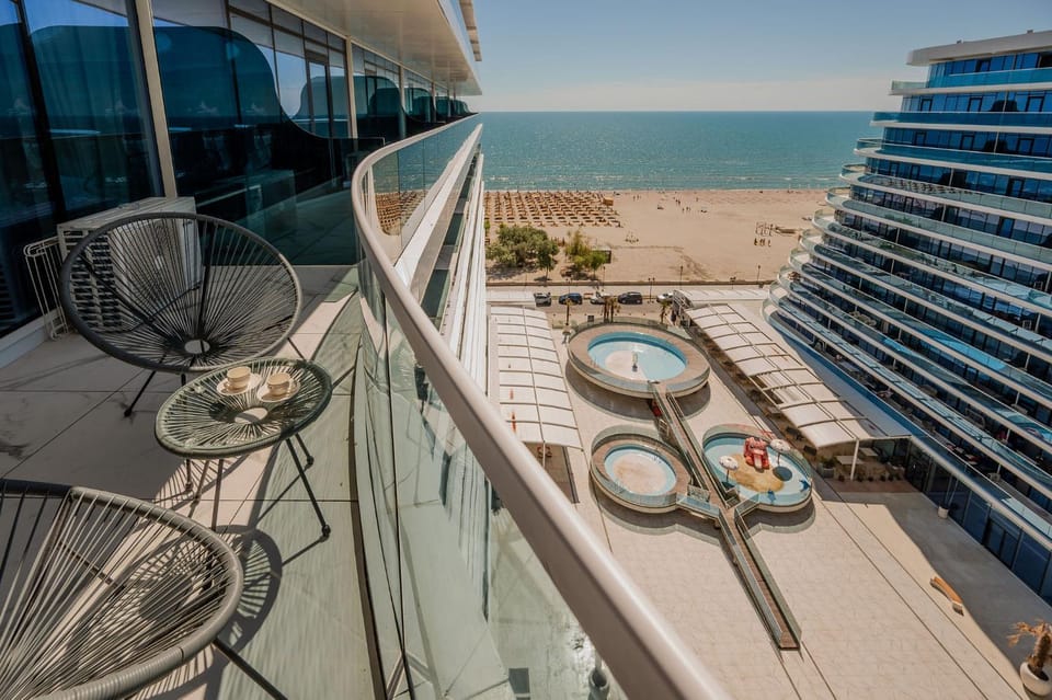 White Titanic Blue sea view Studio parking Apartment in Constanța County