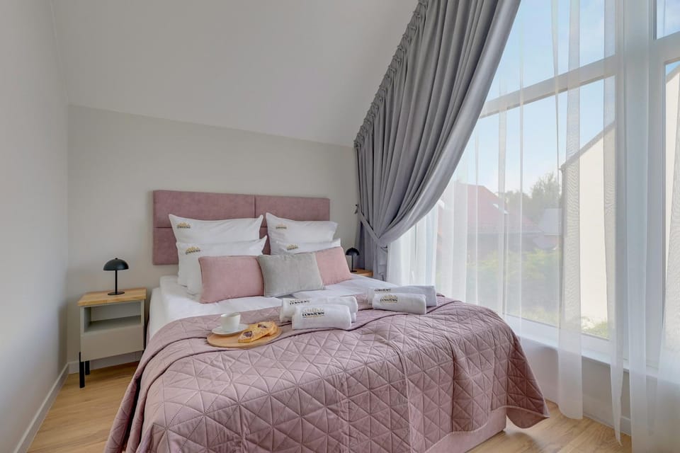 Bed, Photo of the whole room, Bedroom, Food, towels