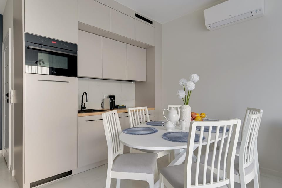 Coffee/tea facilities, Kitchen or kitchenette, Dining area, stove, air conditioner