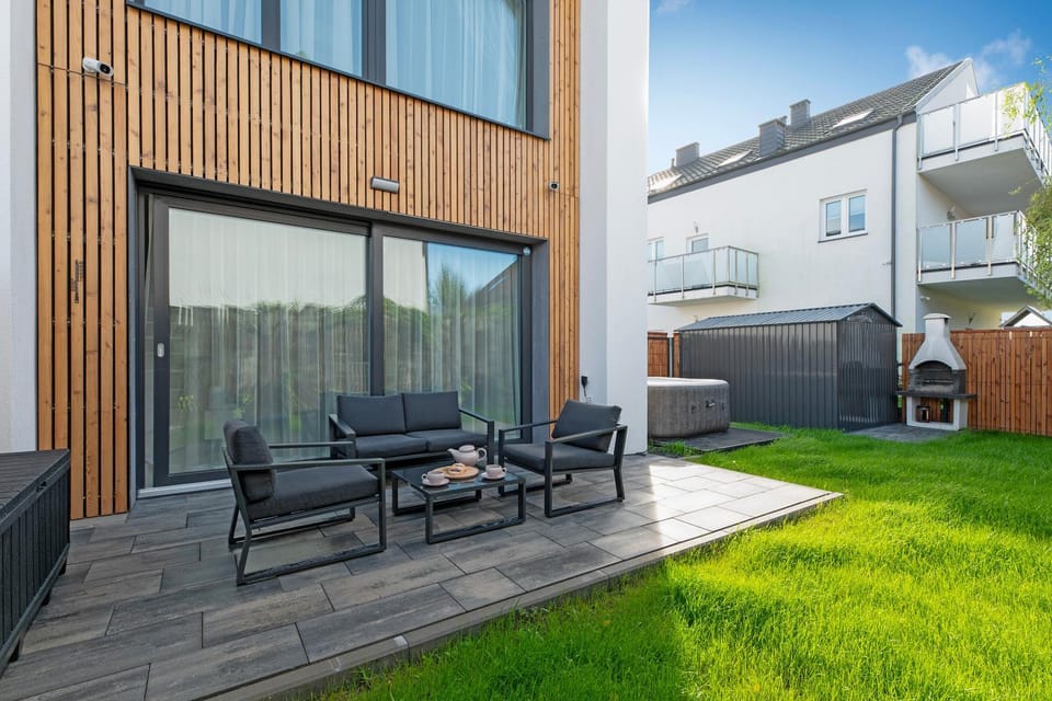 Property building, Spring, Day, Garden, Hot Tub, Seating area, Garden view, sunbed