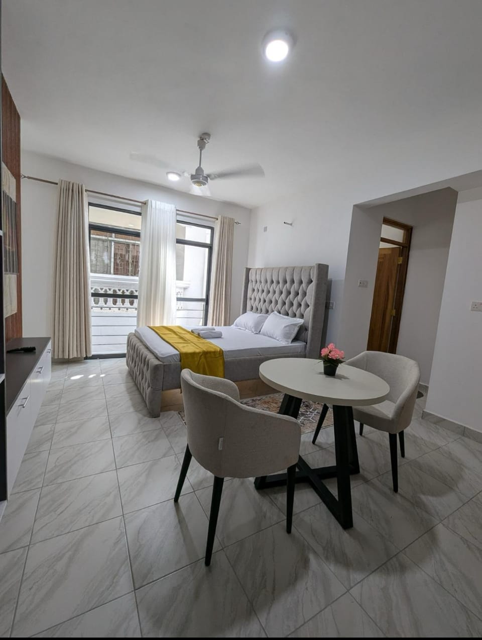 Bed, Living room, Photo of the whole room, Seating area, Dining area, Bedroom