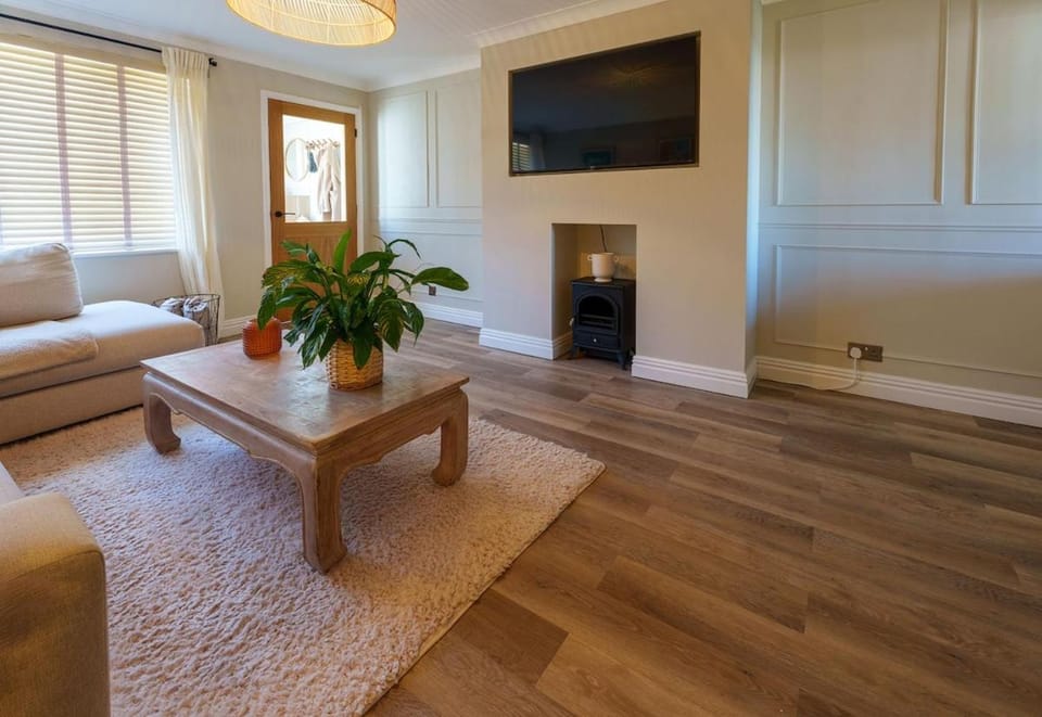 2 Bed Family Home - The Retreat House in Plymouth