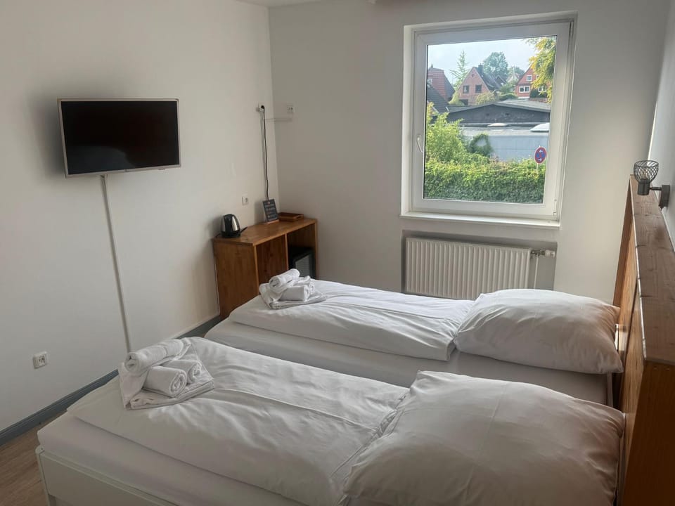 Communal lounge/ TV room, Bed, TV and multimedia, Photo of the whole room, Bedroom, internet