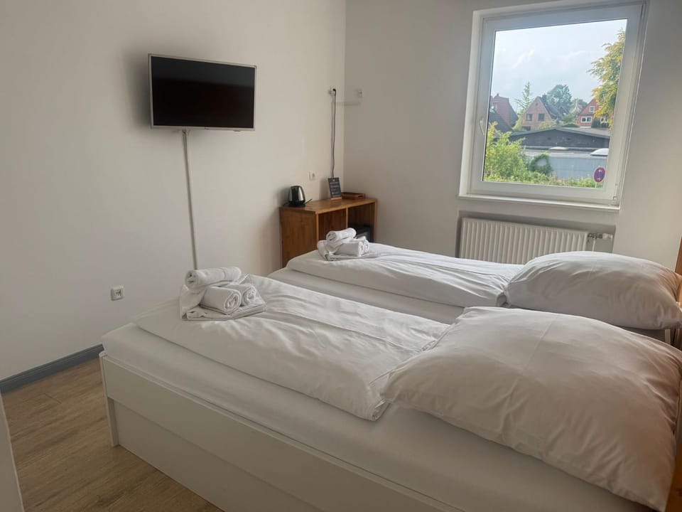 Bed, TV and multimedia, Photo of the whole room, Bedroom, internet