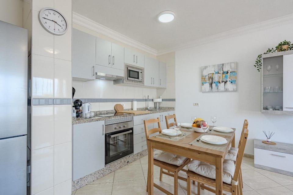 Kitchen or kitchenette, Dining area, oven, stove