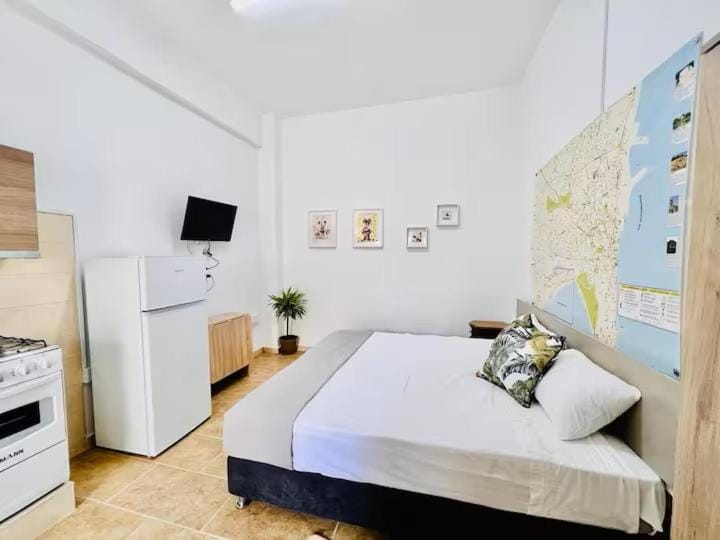 Bed, TV and multimedia, Bedroom, oven