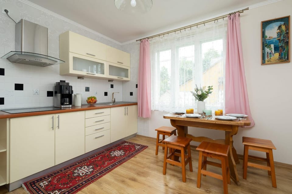 Kitchen or kitchenette, Dining area, stove