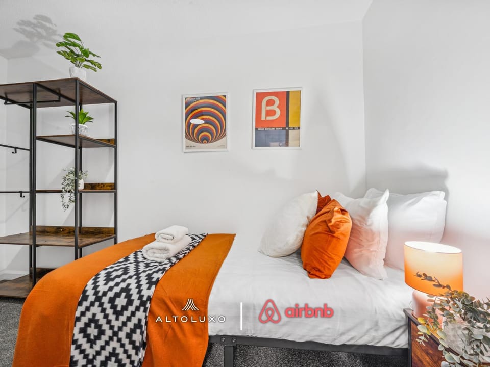 Timber House Spacious & Modern 6BR House By AltoLuxo Short Lets & Serviced Accommodation With Free WiFi & Parking Apartment in Bristol