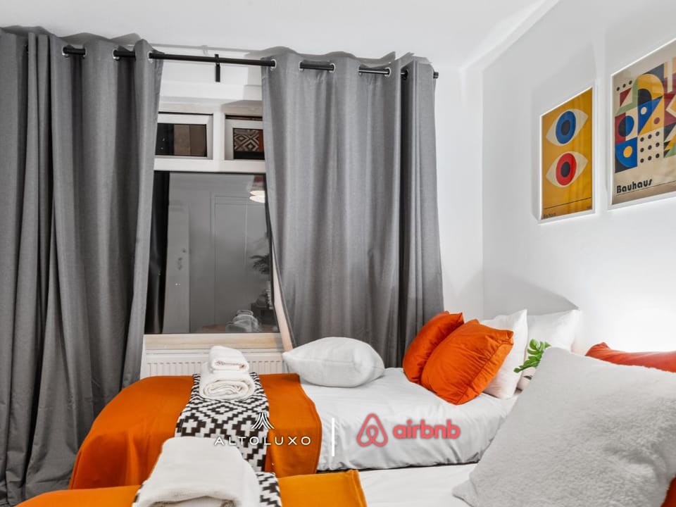 Timber House Spacious & Modern 6BR House By AltoLuxo Short Lets & Serviced Accommodation With Free WiFi & Parking Apartment in Bristol