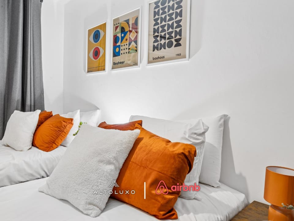 Timber House Spacious & Modern 6BR House By AltoLuxo Short Lets & Serviced Accommodation With Free WiFi & Parking Apartment in Bristol