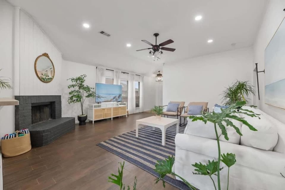 TV and multimedia, Living room, Seating area, fireplace