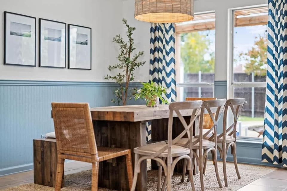 Seating area, Dining area, air conditioner