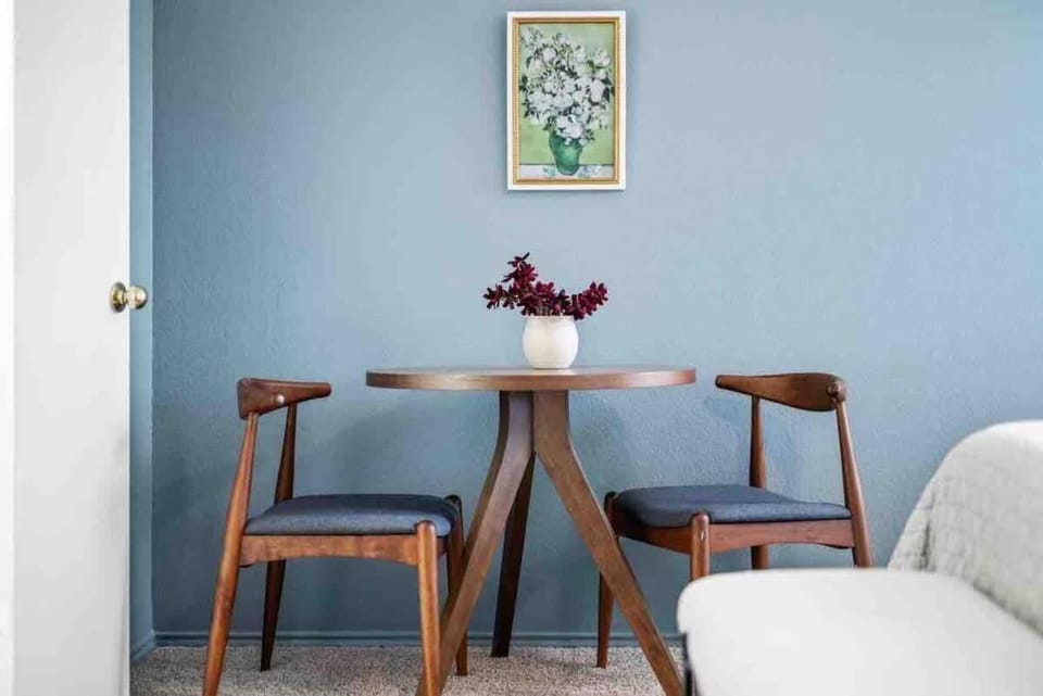 Living room, Decorative detail, Seating area, Dining area