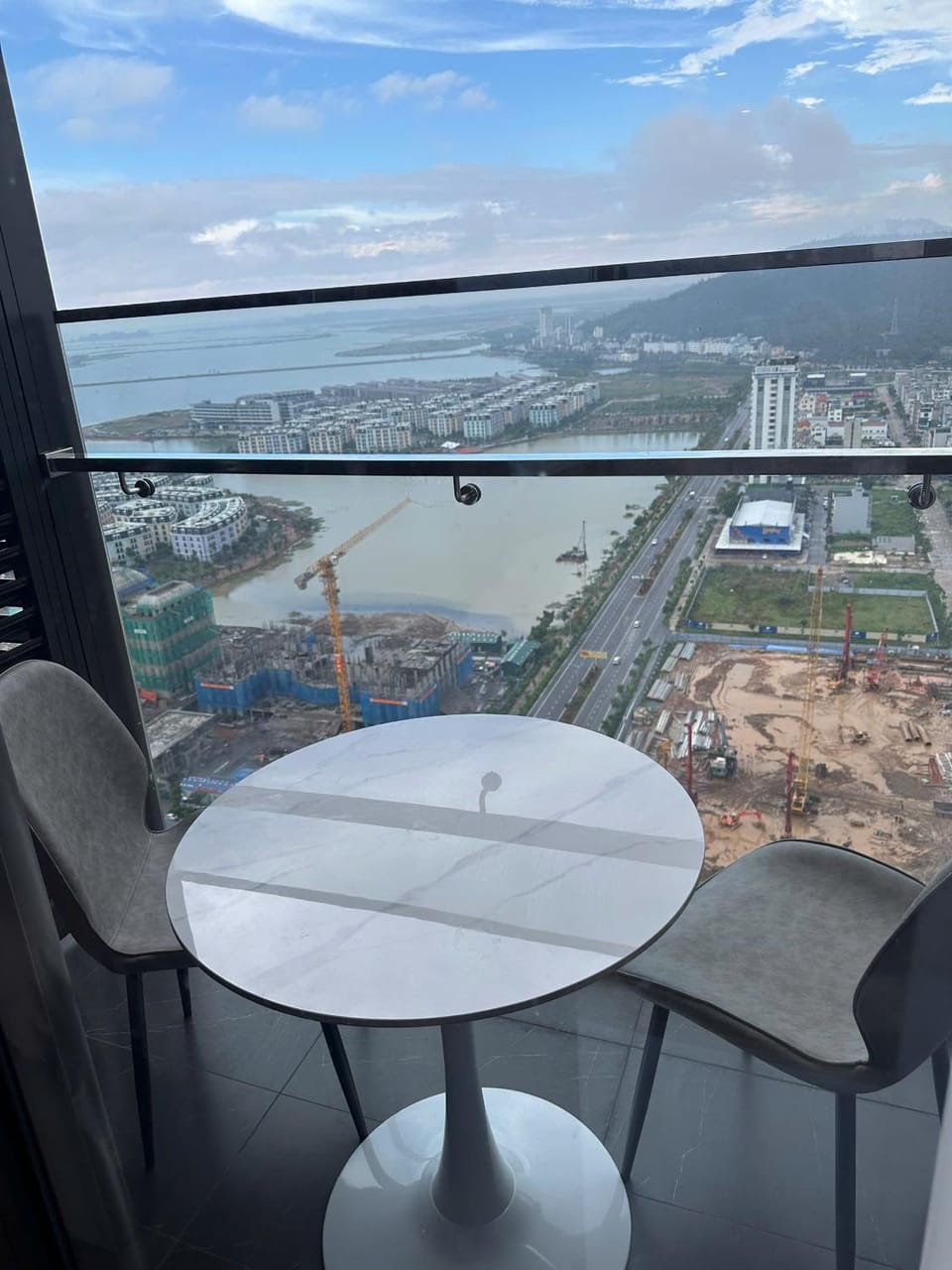 Căn hộ sang trọng Hạ Long Full tiện nghi & view biển Apartment in Vietnam