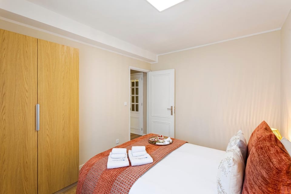 Bed, Bedroom, towels, wardrobe