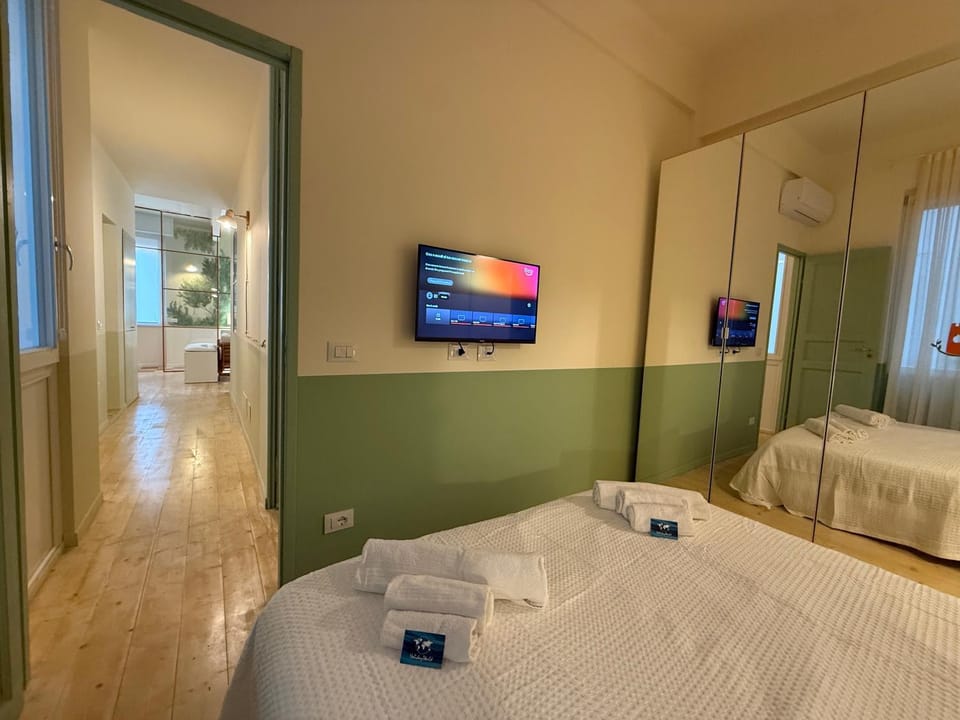 Bed, TV and multimedia, Photo of the whole room, Bedroom