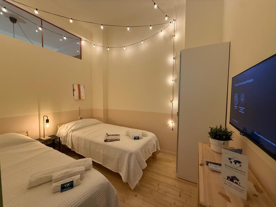 Bed, TV and multimedia, Bedroom