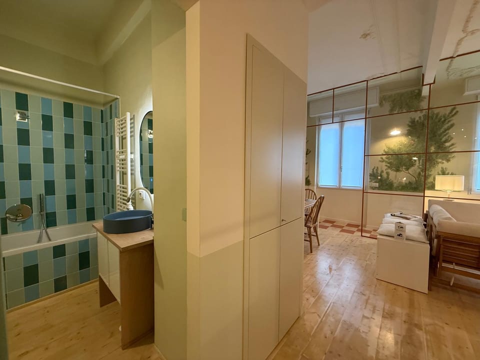Bathroom, Photo of the whole room
