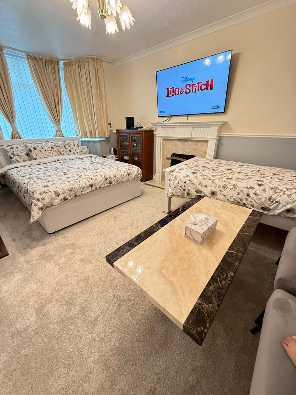 Communal lounge/ TV room, Bed, TV and multimedia, Living room, Photo of the whole room, Seating area, Evening entertainment, Bedroom