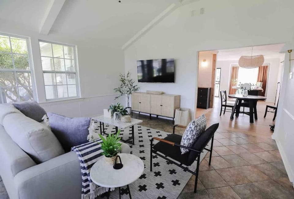 TV and multimedia, Living room, Seating area, Dining area