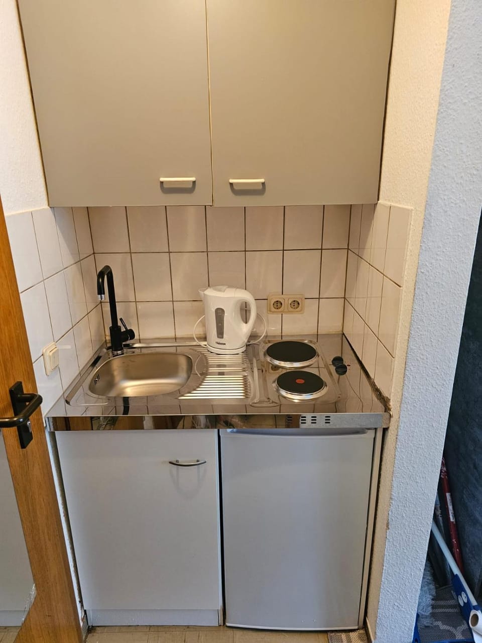 Coffee/tea facilities, Kitchen or kitchenette, stove