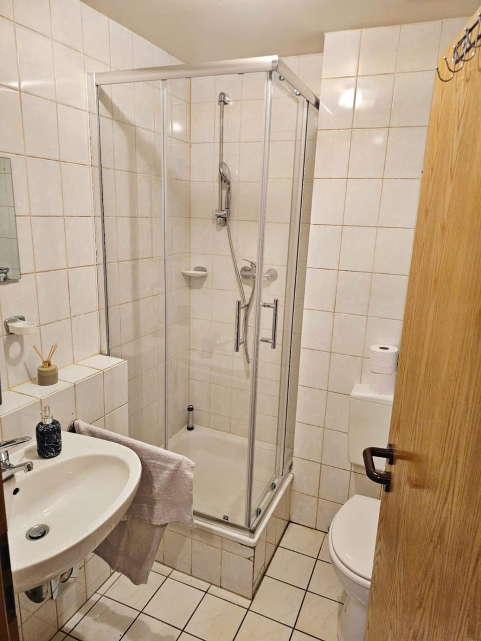 Shower, Toilet, Bathroom, towels