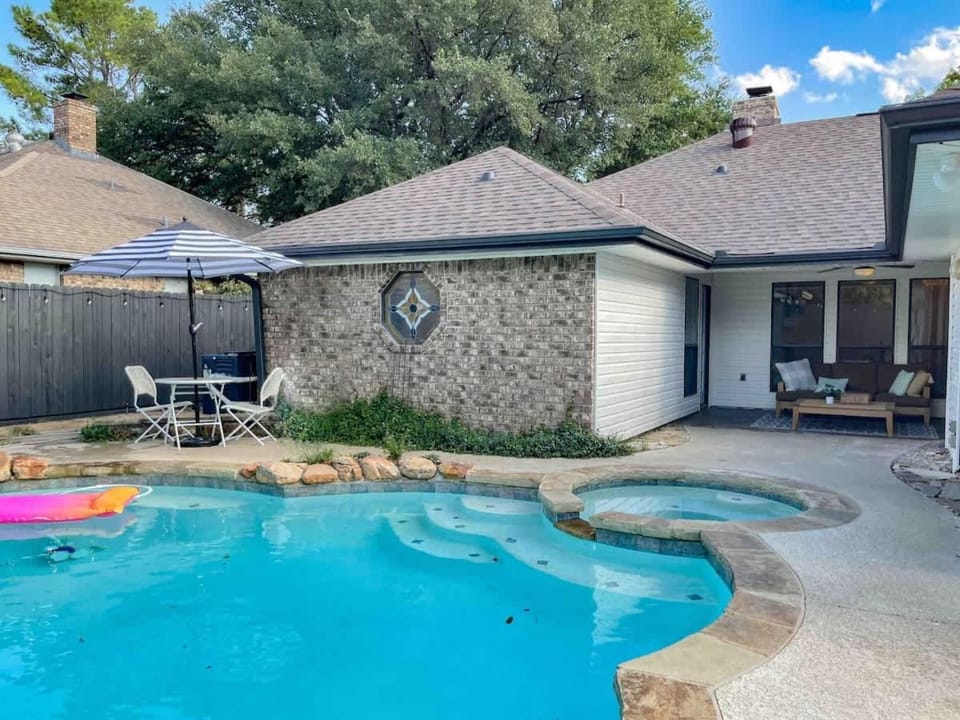 Property building, Day, Garden view, Pool view, Swimming pool, sunbed