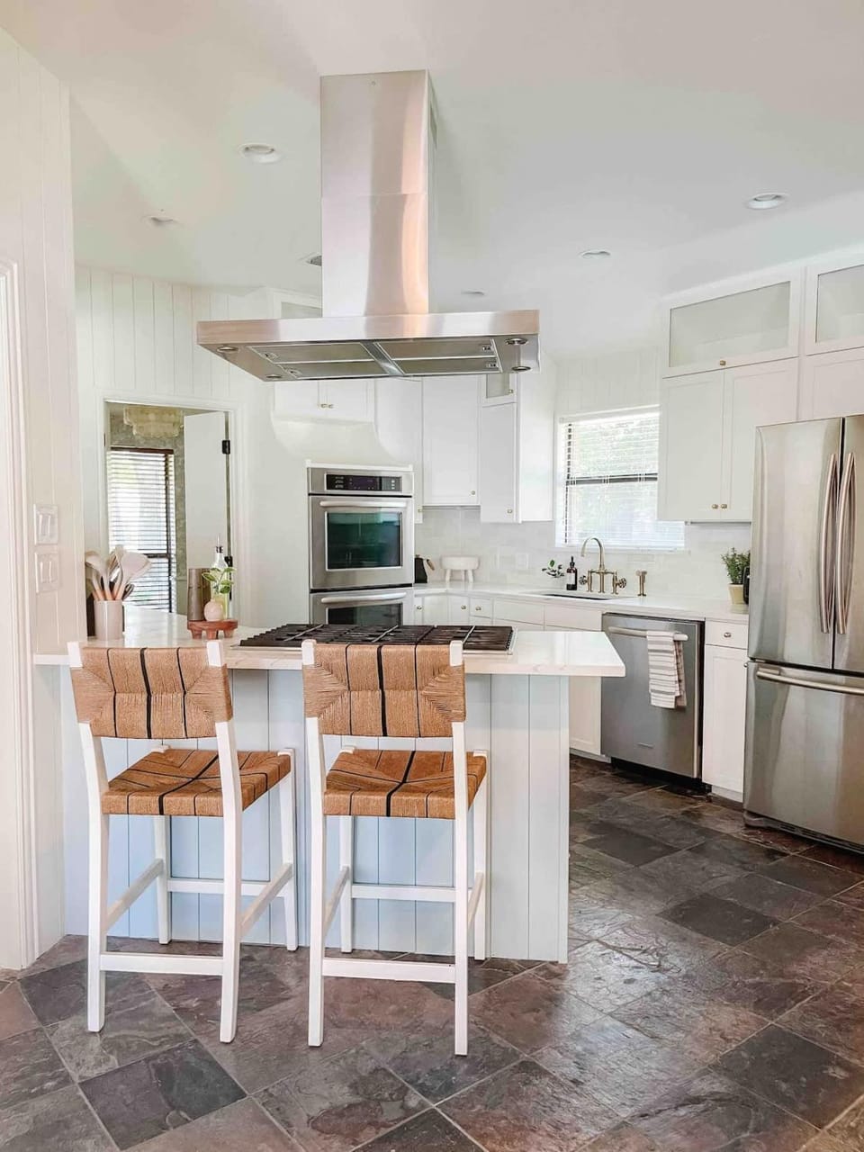 Kitchen or kitchenette, Dining area, dishwasher, minibar, oven, stove, toaster