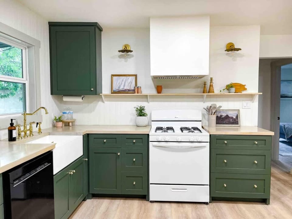 Kitchen or kitchenette, minibar, oven, stove