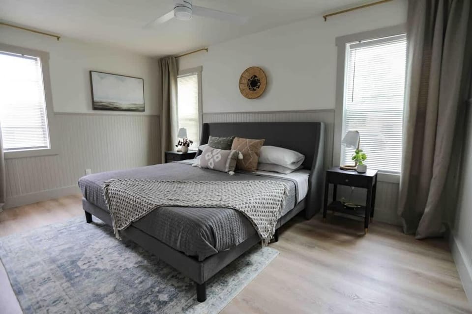 Photo of the whole room, Bedroom